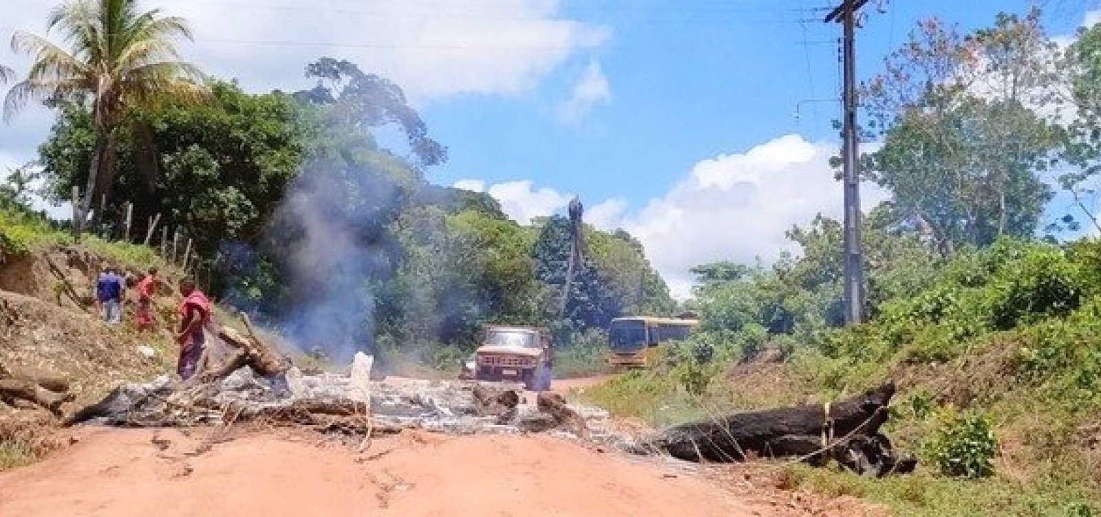 Produtores rurais bloqueiam a BR-251 no sul da Bahia em protesto contra má condição de estrada