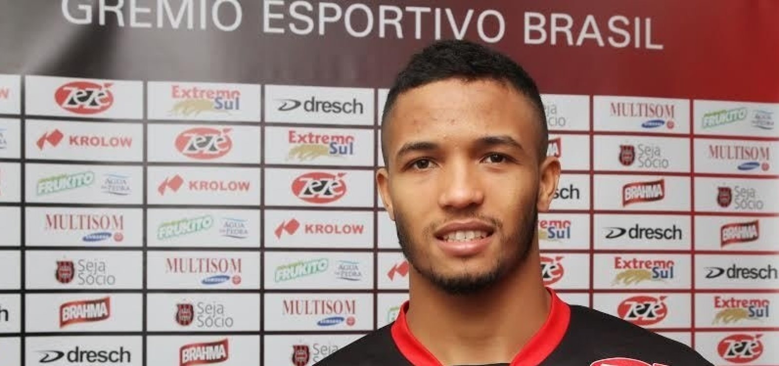 Atacante do Goiás chega ao Barradão para etapa final de negociações com o Vitória