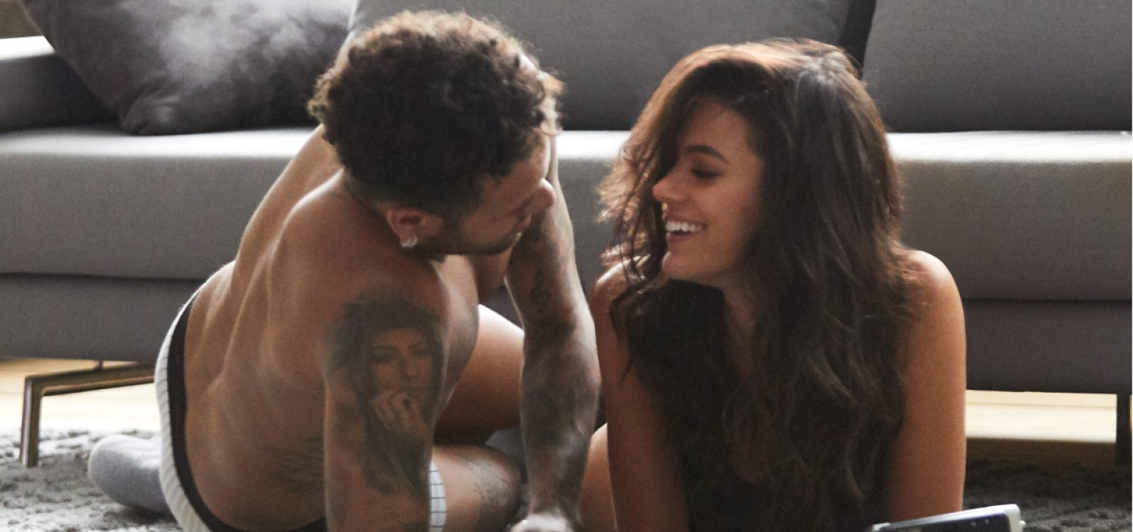 Neymar e Bruna Marquezine desarquivam fotos por causa de contrato com a C&A, diz colunista