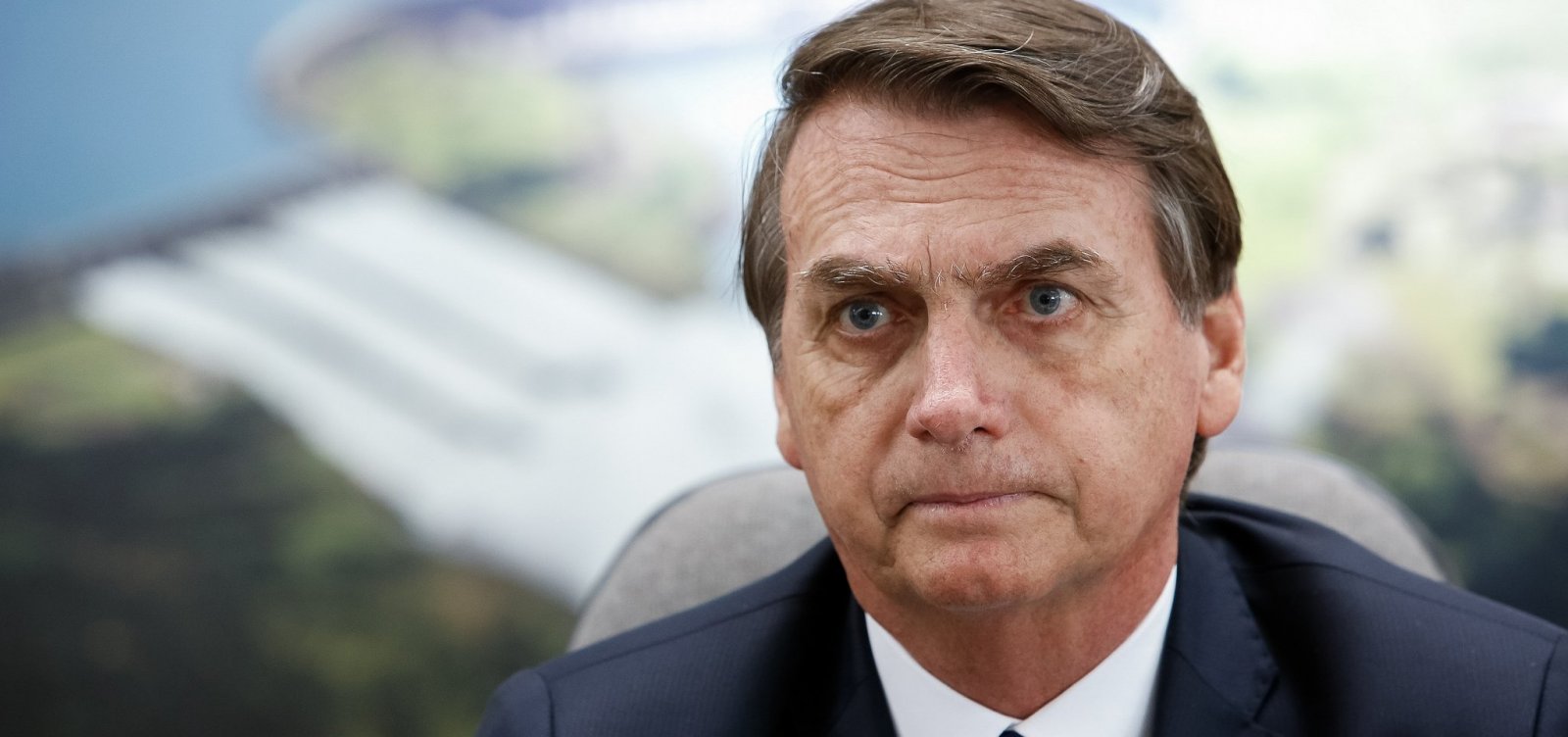 Bolsonaro foge de perguntas sobre laranjas e exalta ditador do Paraguai