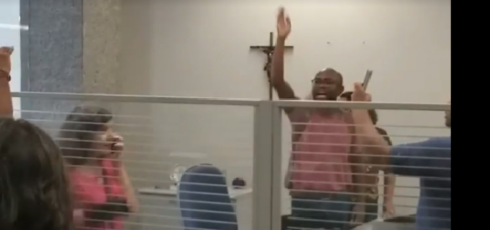 Manifestantes fazem protesto contra gerente acusado de racismo