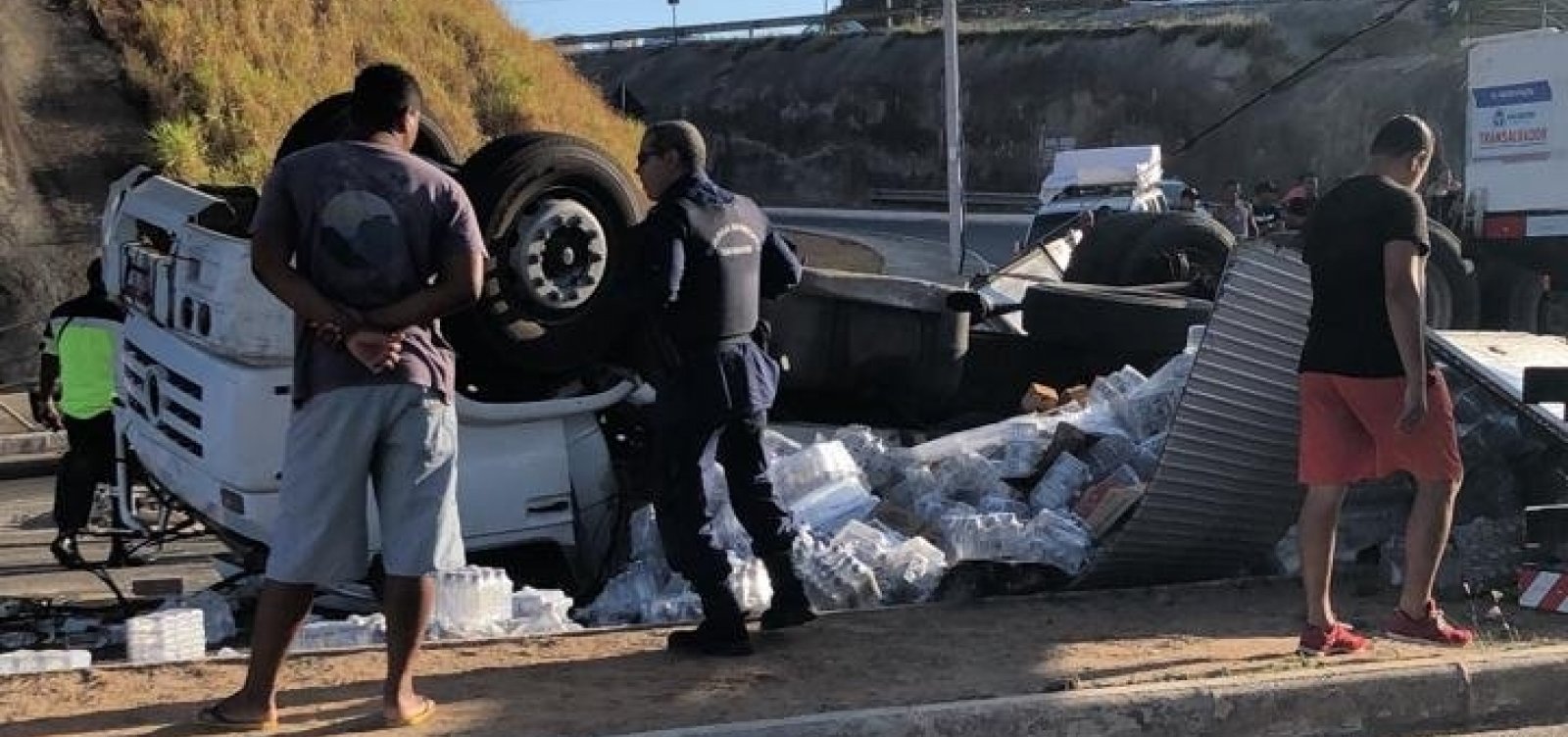 Caminhão capota na Avenida Luís Eduardo Magalhães e deixa dois feridos