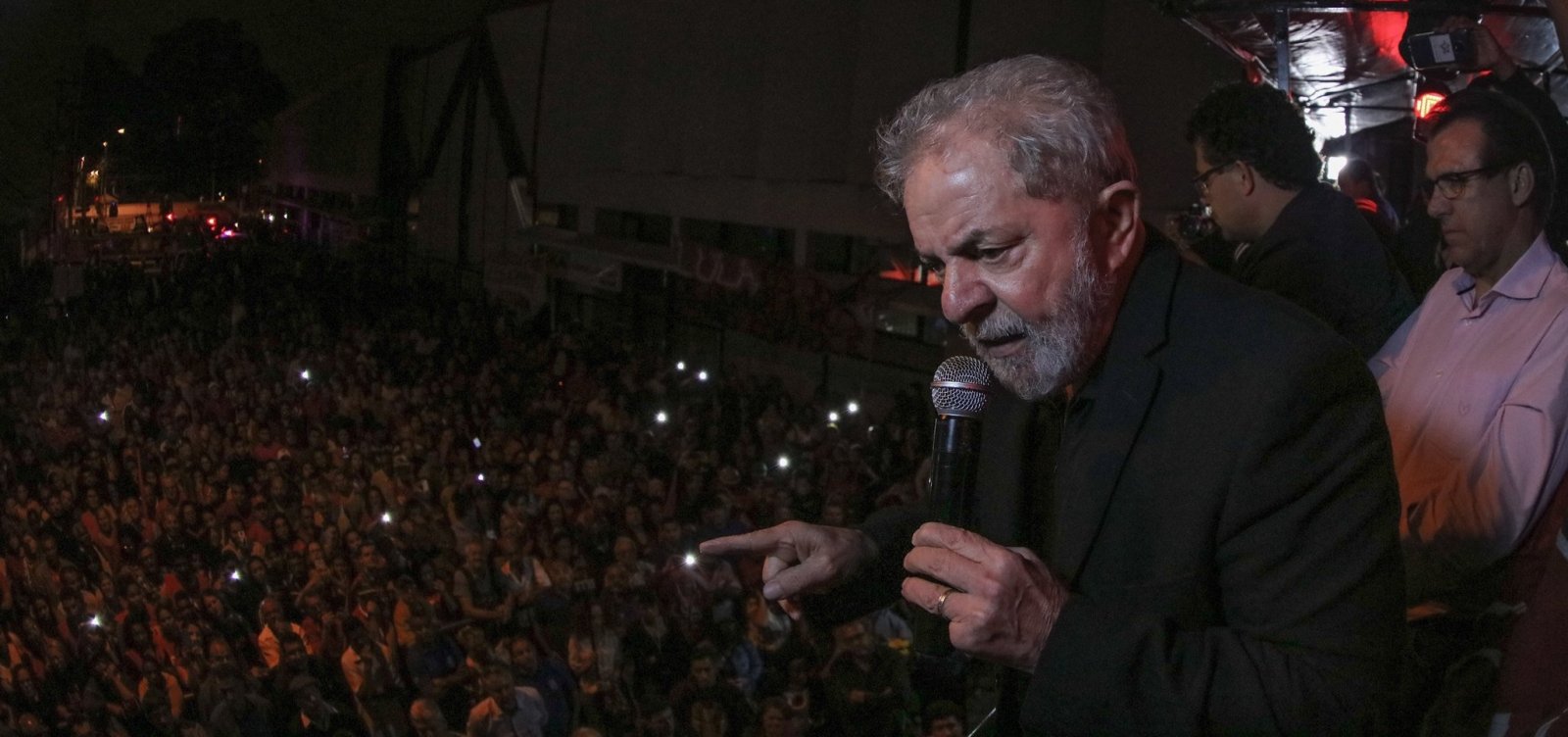 Lula embarca em Curitiba para acompanhar velório do neto Arthur