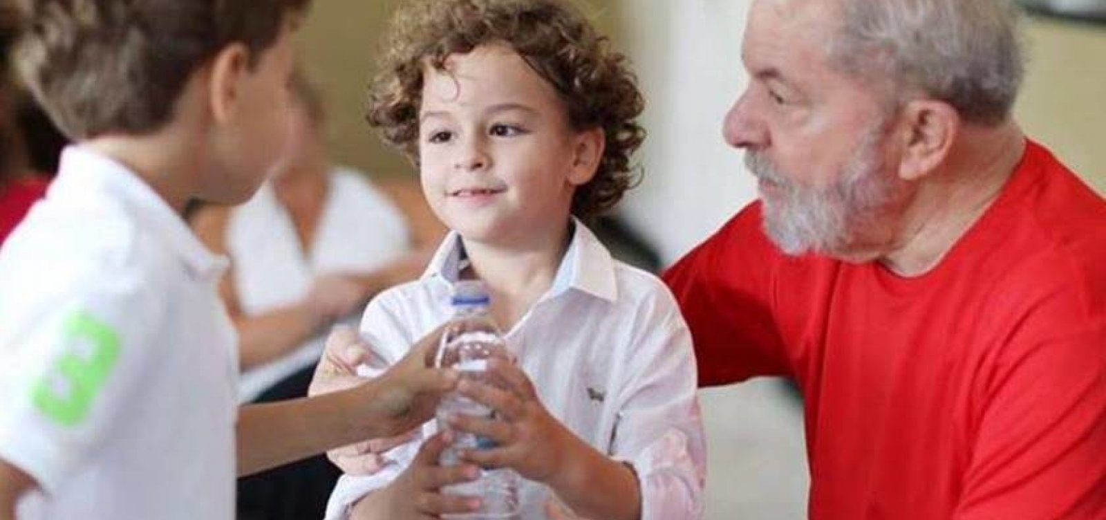 Após duas horas ao lado da família, Lula deixa velório do neto em São Bernardo  