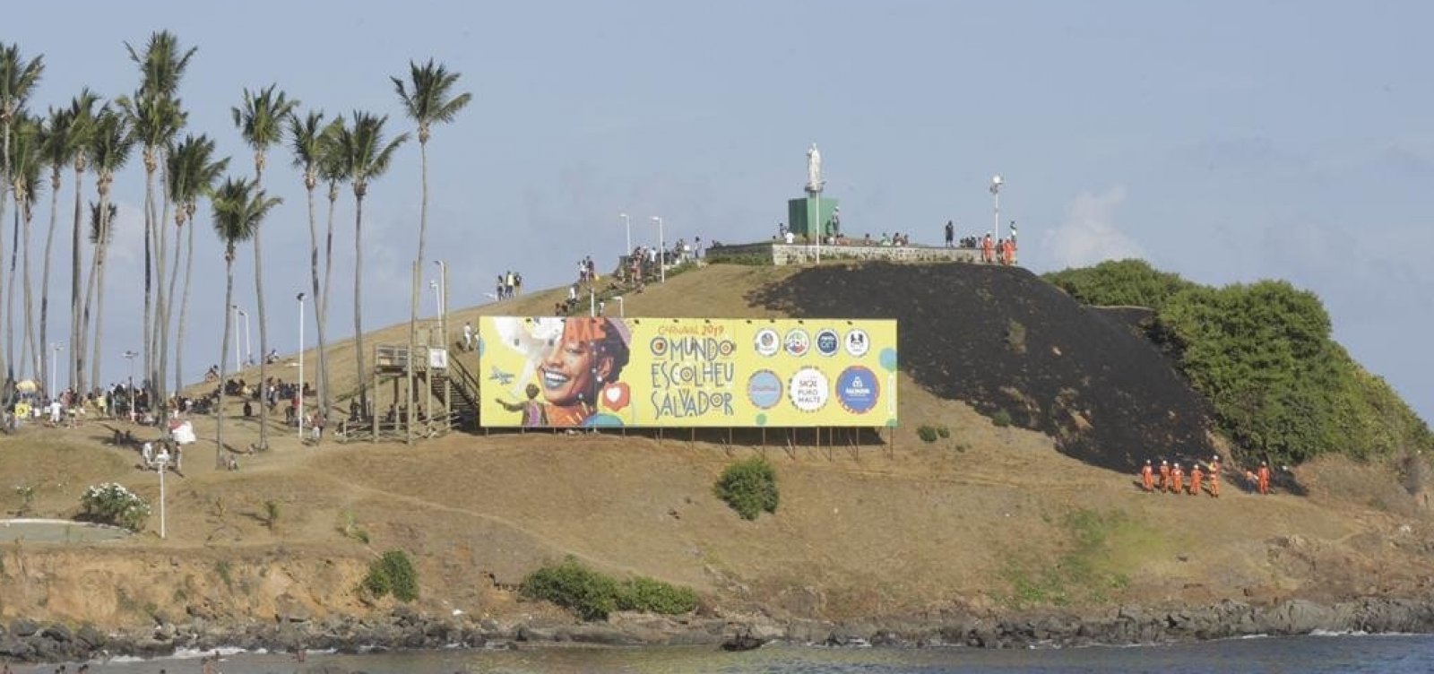Bombeiros vão a circuito de Carnaval apagar incêndio em vegetação