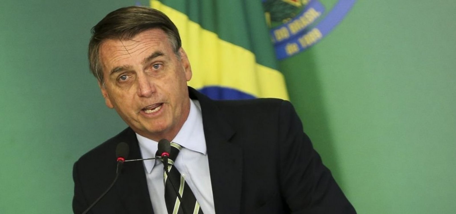 Bolsonaro anuncia que vai processar ator José de Abreu