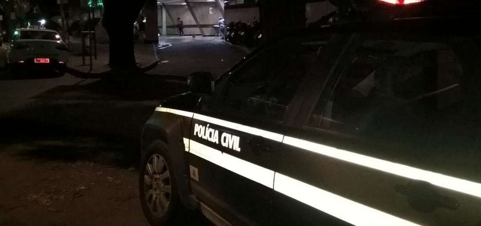 Homem mata companheira com facada após briga por volume de televisão