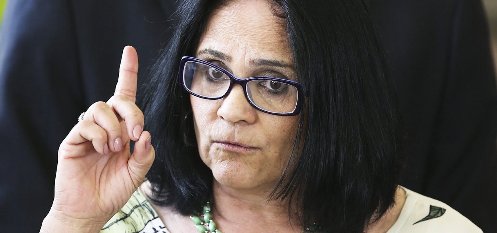 Governo Bolsonaro vai 'ensinar meninos a levar flores' para mulheres, diz Damares