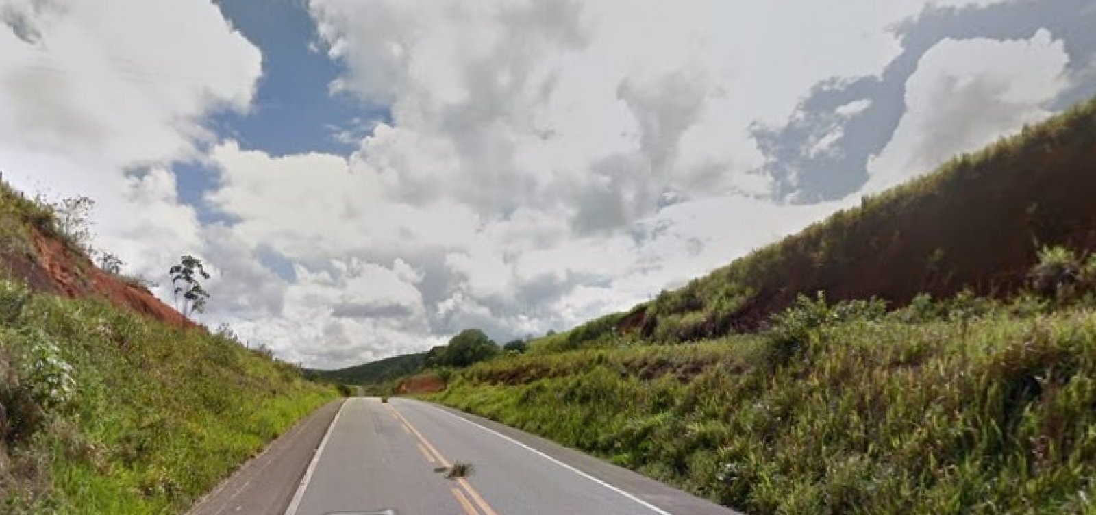 Índios fazem protesto e bloqueiam a BR-101, no sul da Bahia