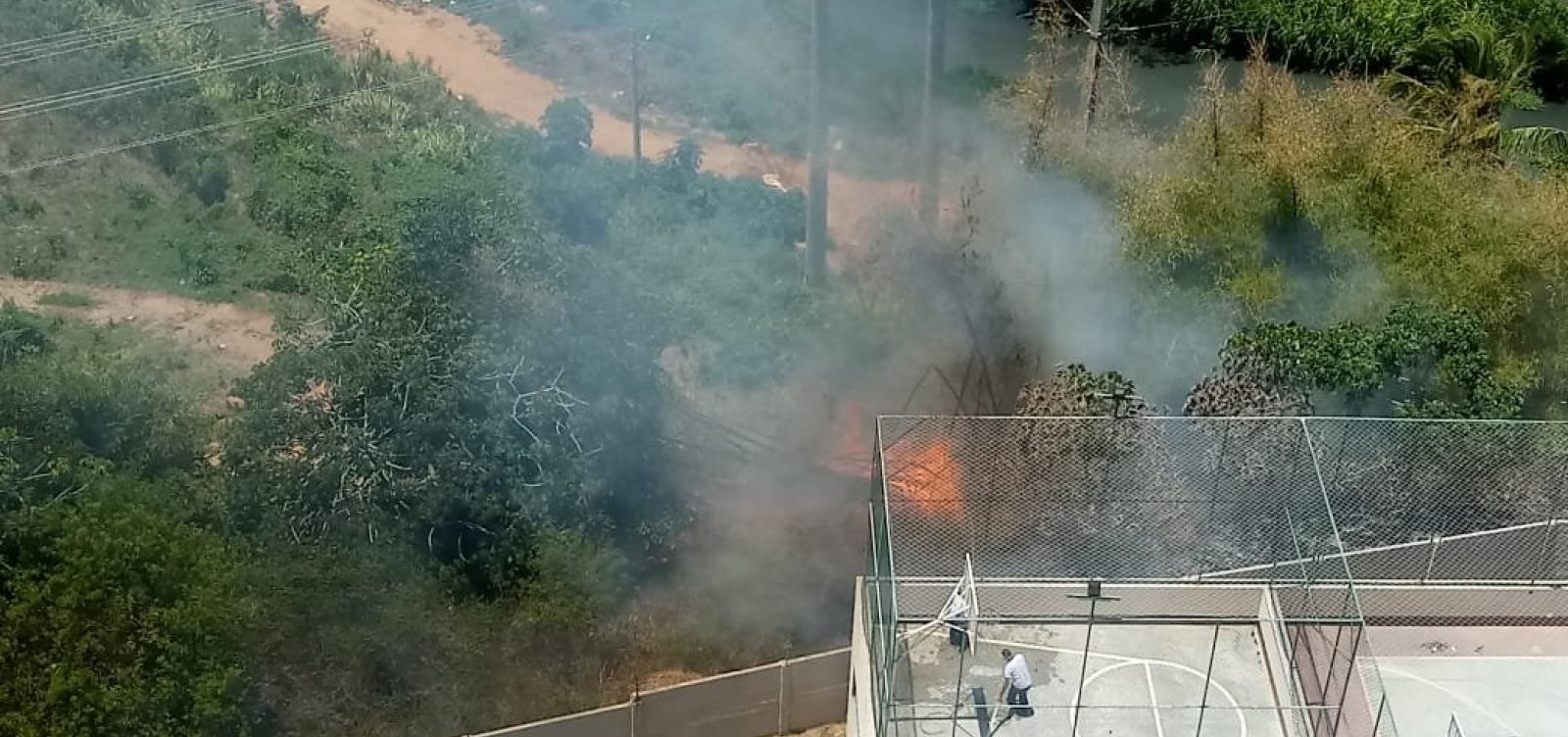 Incêndio atinge vegetação no Imbuí e moradores denunciam demora dos bombeiros