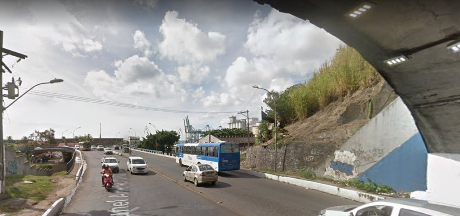 Motorista de ônibus é preso após atropelar motociclista no Comércio