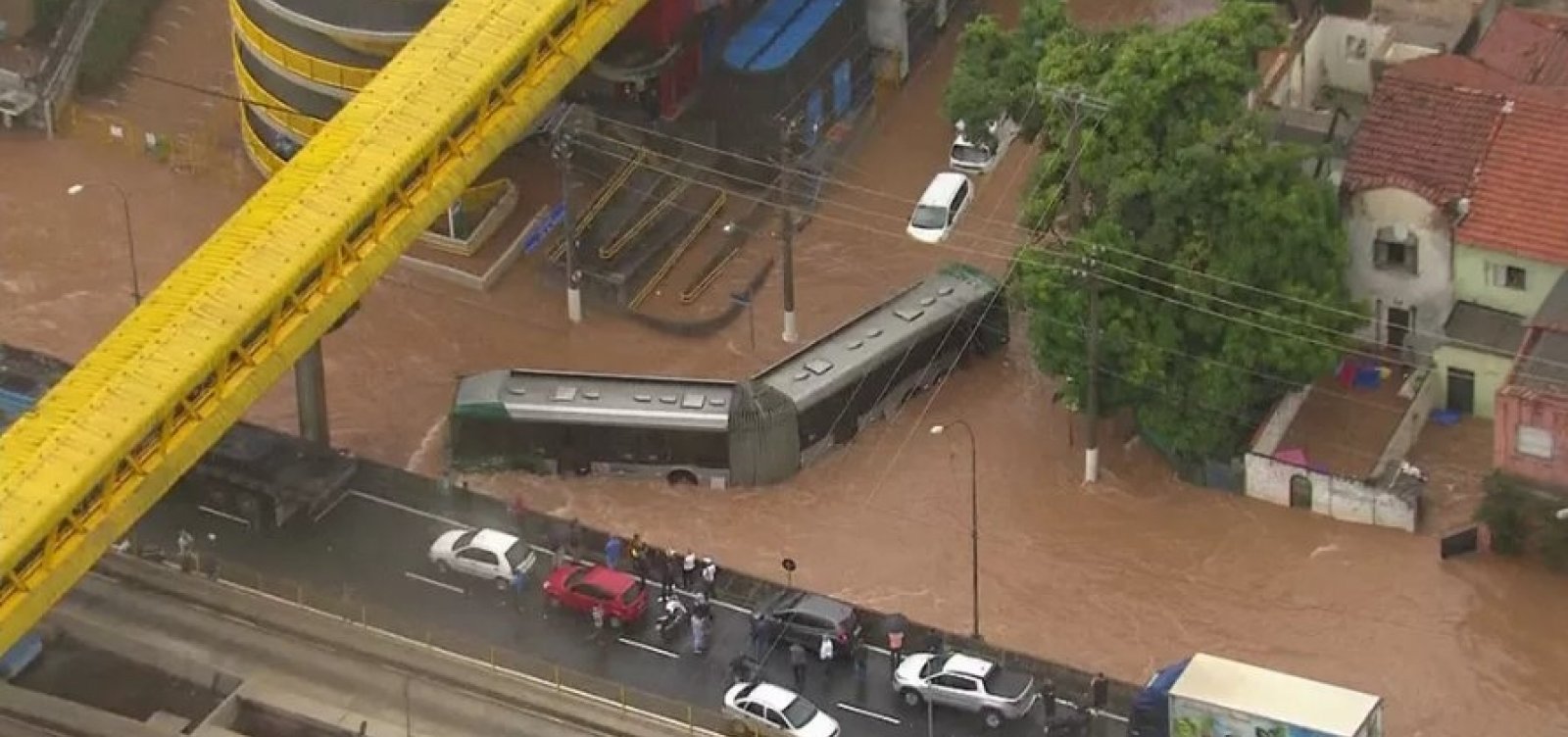 Forte chuva isola cidades, mata sete pessoas e deixa desaparecidos em SP