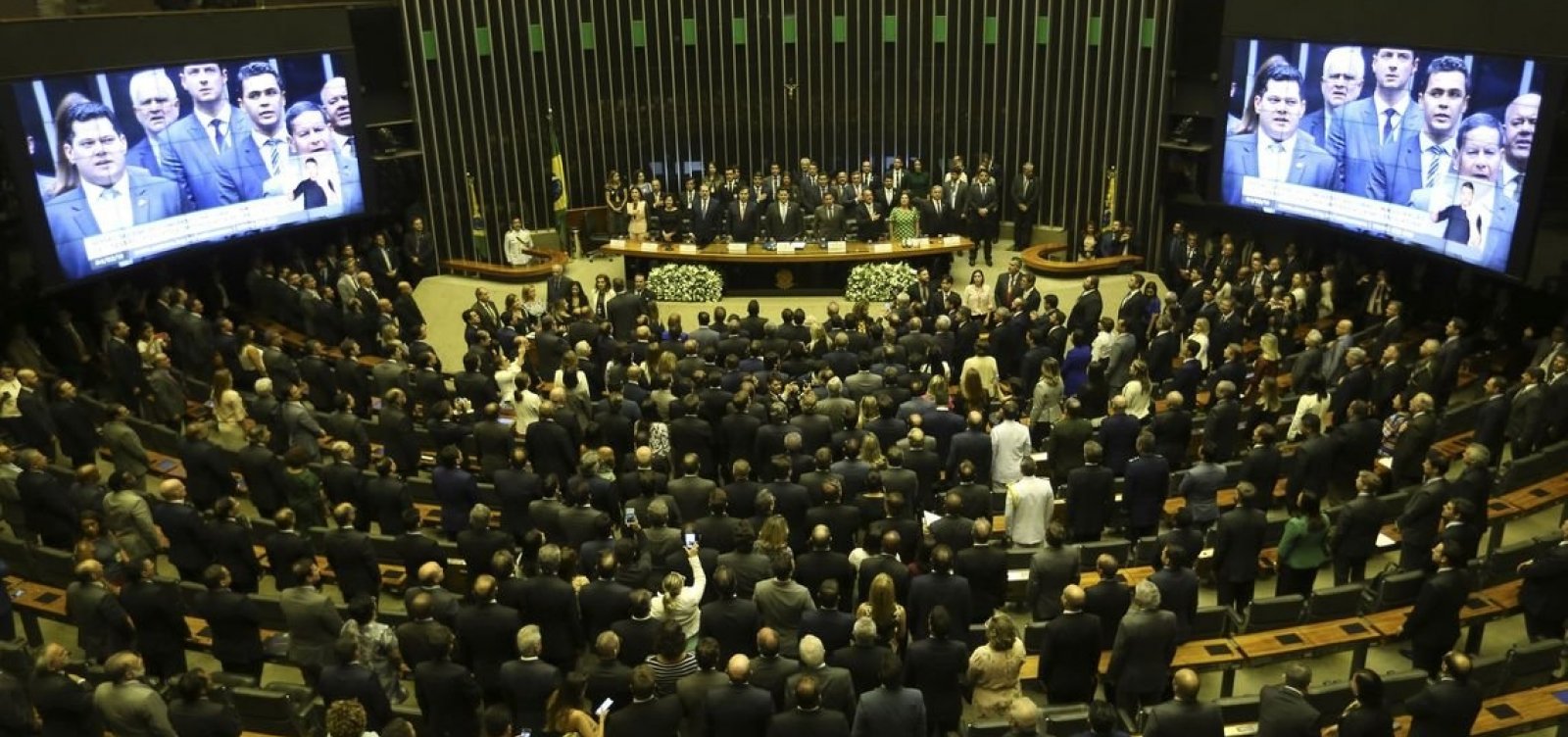 Pressionado, governo libera R$ 1 bilhão em emendas parlamentares