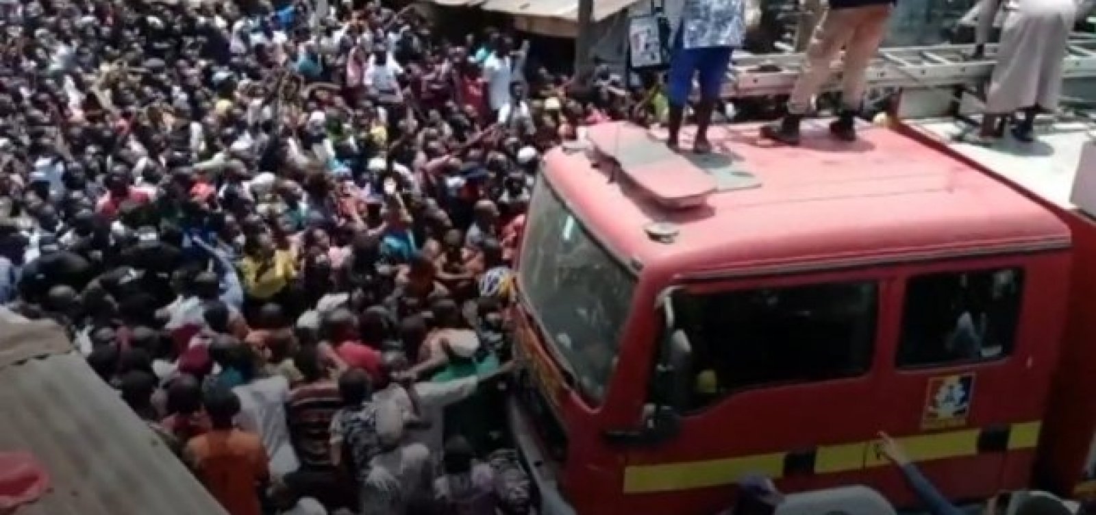 Crianças ficam soterradas após desabamento de escola na Nigéria