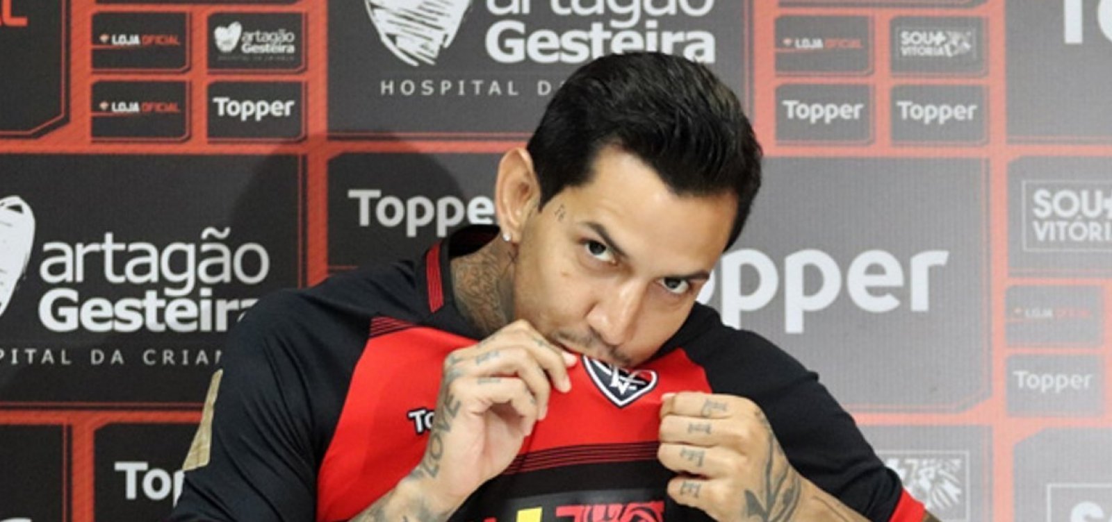 Vitória regulariza Victor Ramos e Felipe Garcia