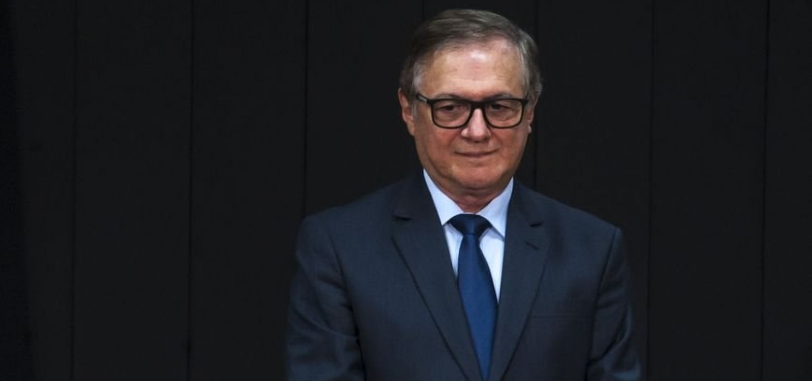 Pressão por saída de Vélez vai de ala militar a política e cria impasse no DEM