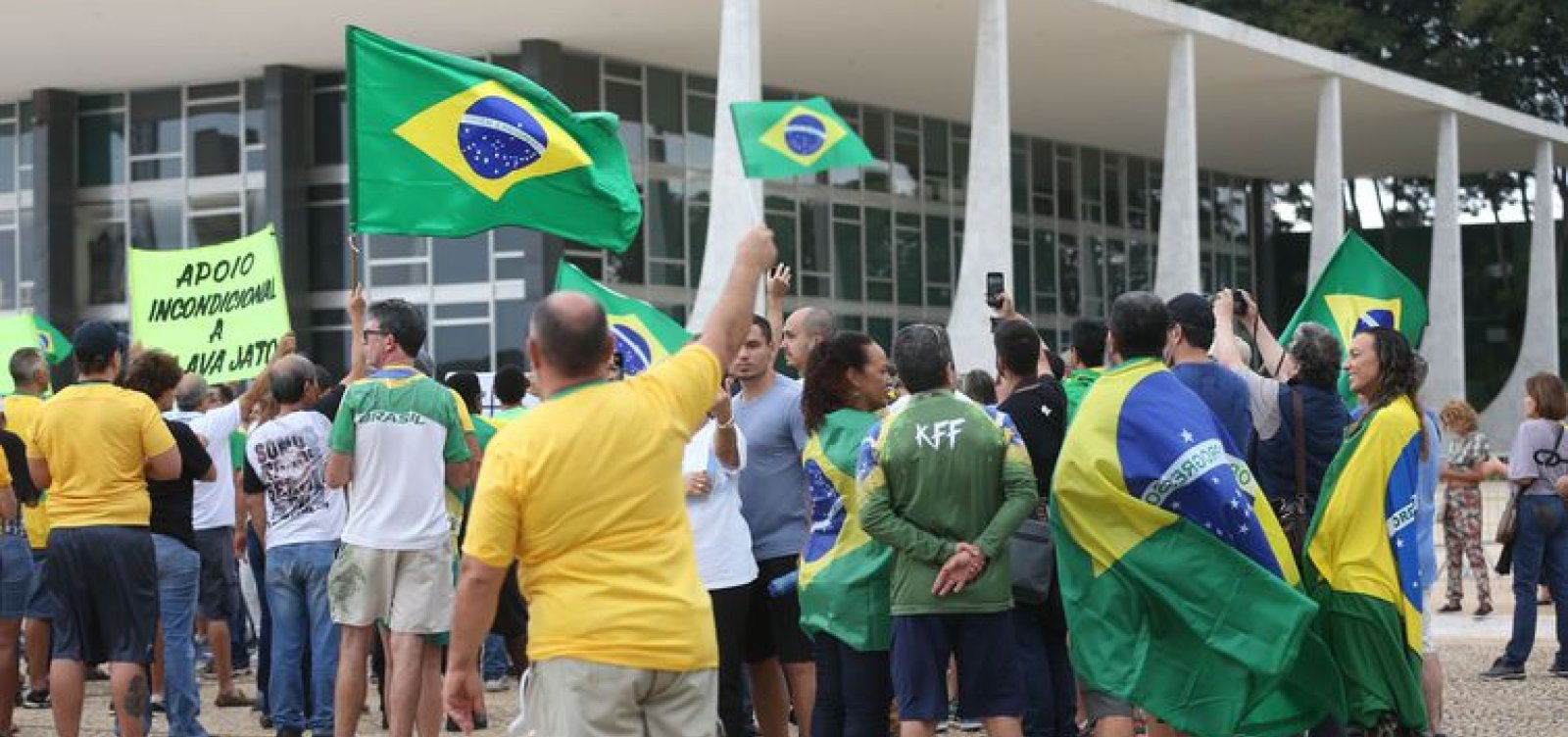 Em frente ao STF, manifestantes fazem ato contra decisão da Corte