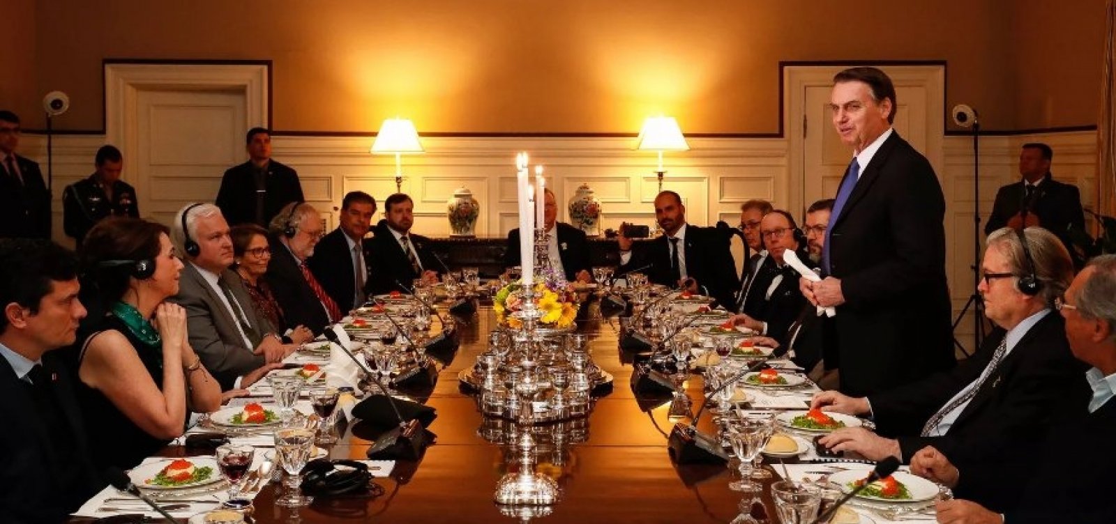 Em primeira agenda nos EUA, Bolsonaro janta com embaixador e ministros