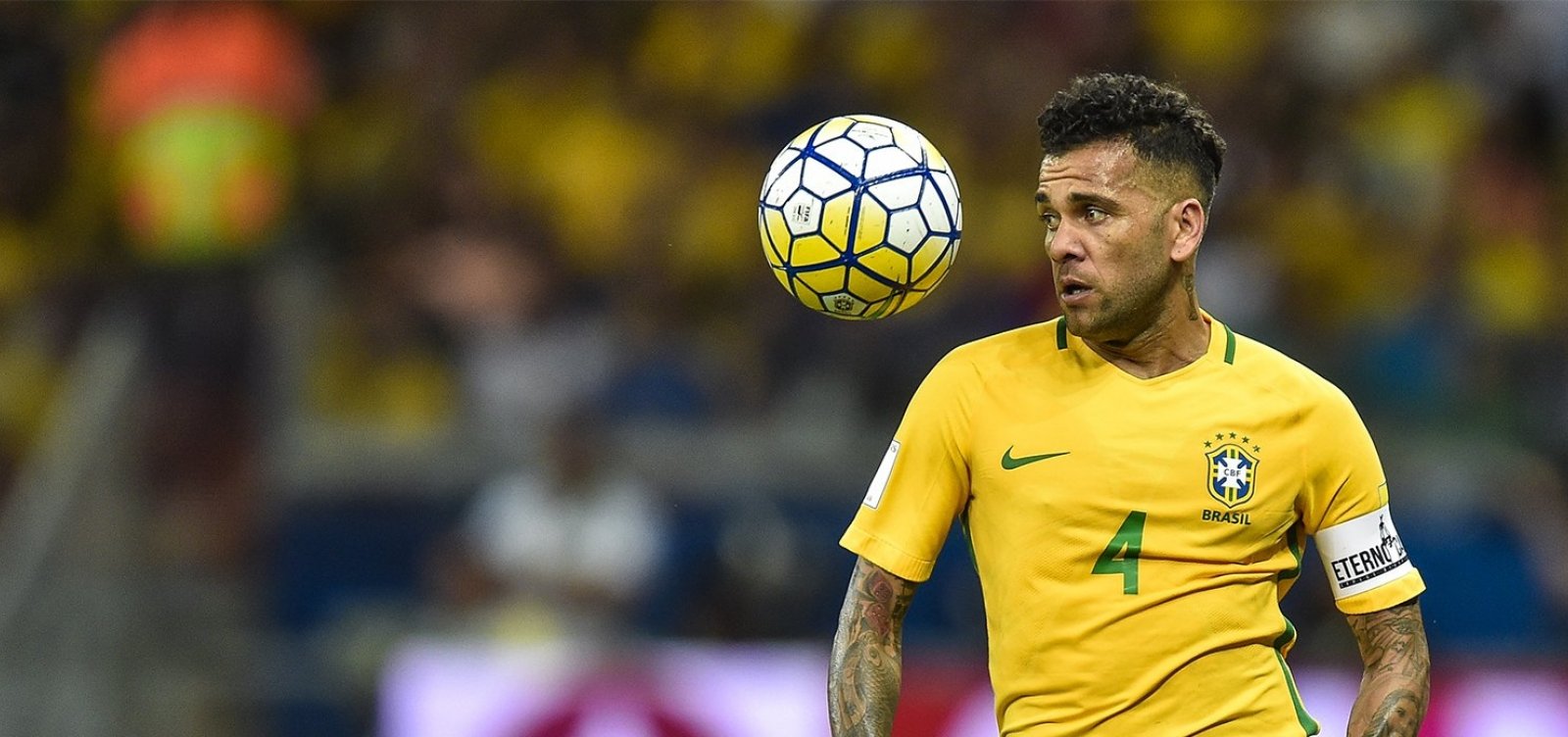 Daniel Alves sofre lesão e é cortado de jogos da seleção brasileira; Fagner é convocado