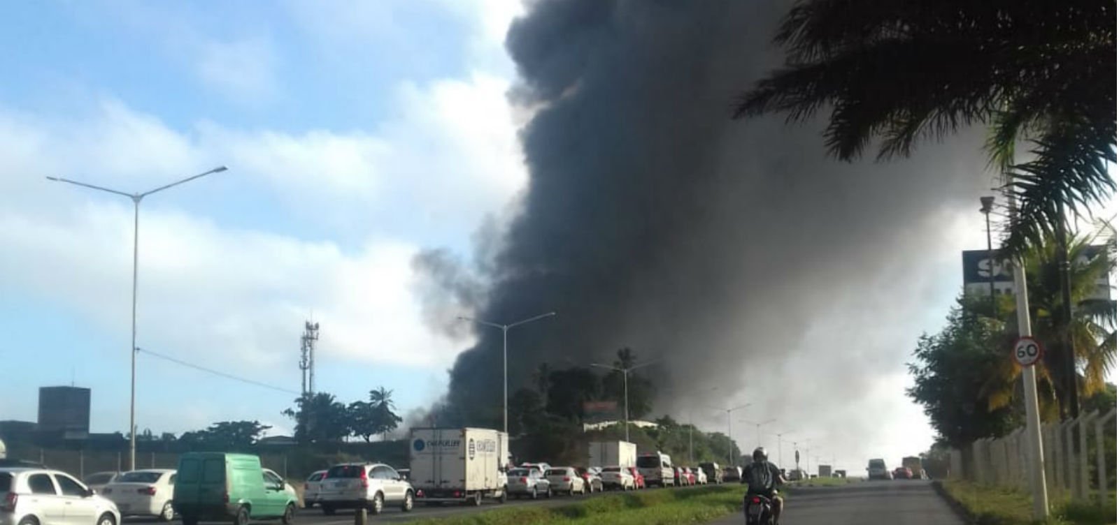 Após incêndio, Codesal avalia evacuação de mais imóveis na região da fábrica de colchões