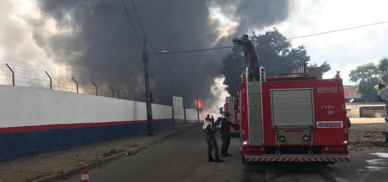 Corpo de Bombeiros alerta para perigo de fumaça tóxica após incêndio em Valéria