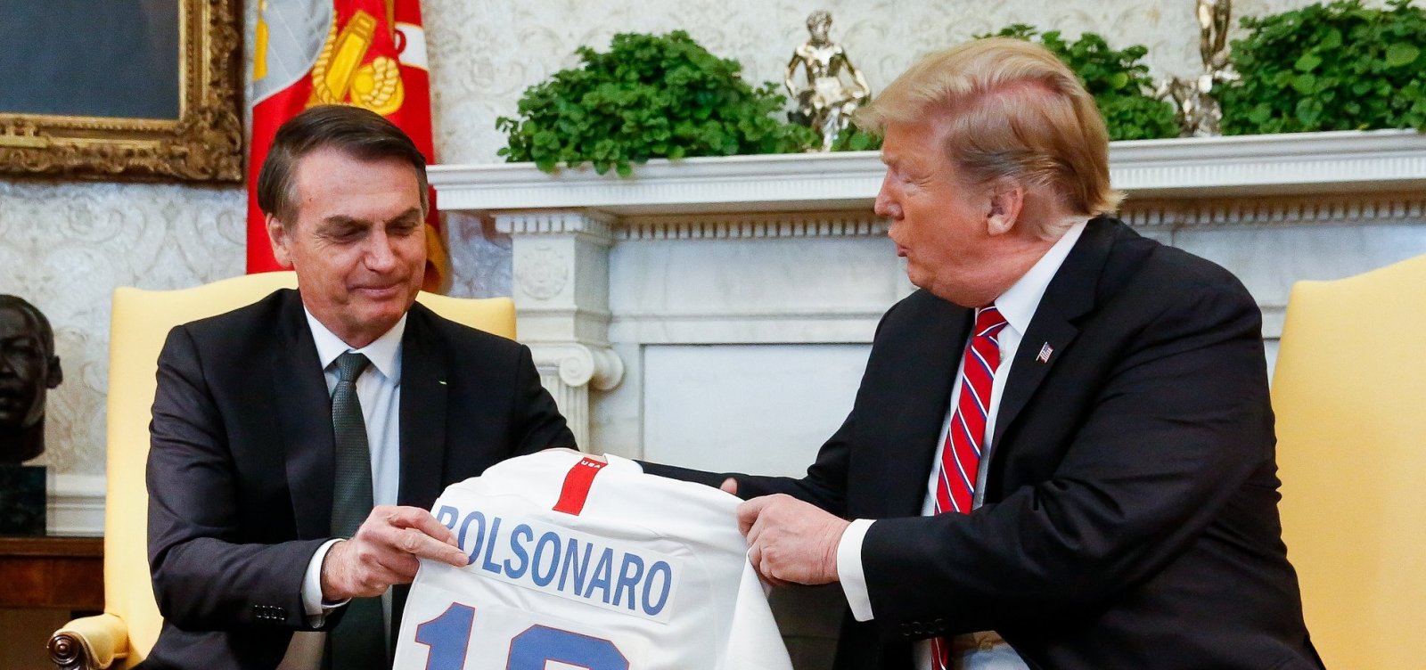Em encontro com Bolsonaro, Trump não descarta intervenção na Venezuela