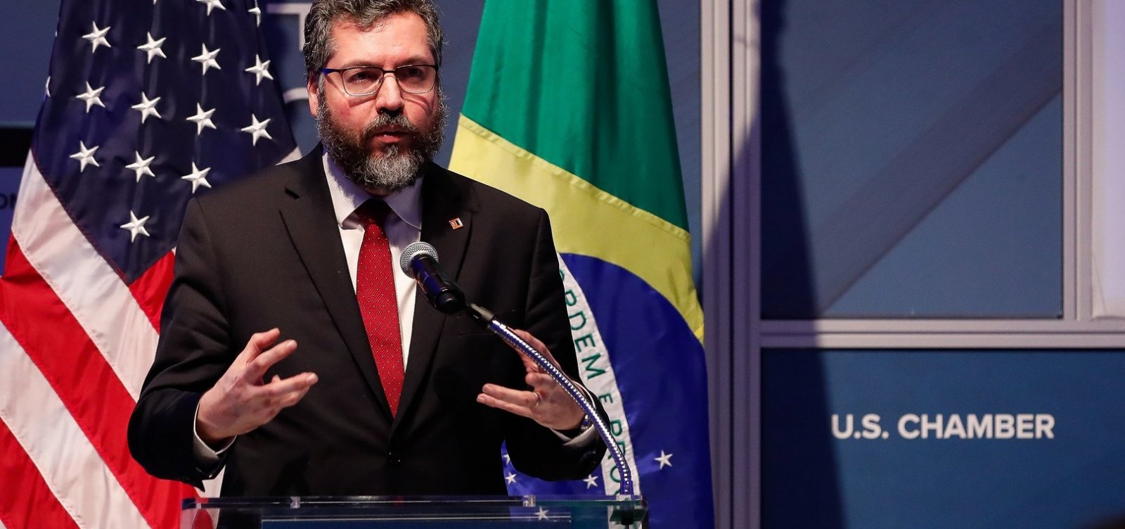 Ministro das Relações Exteriores dá 'chilique' após ser substituído por filho de Bolsonaro 