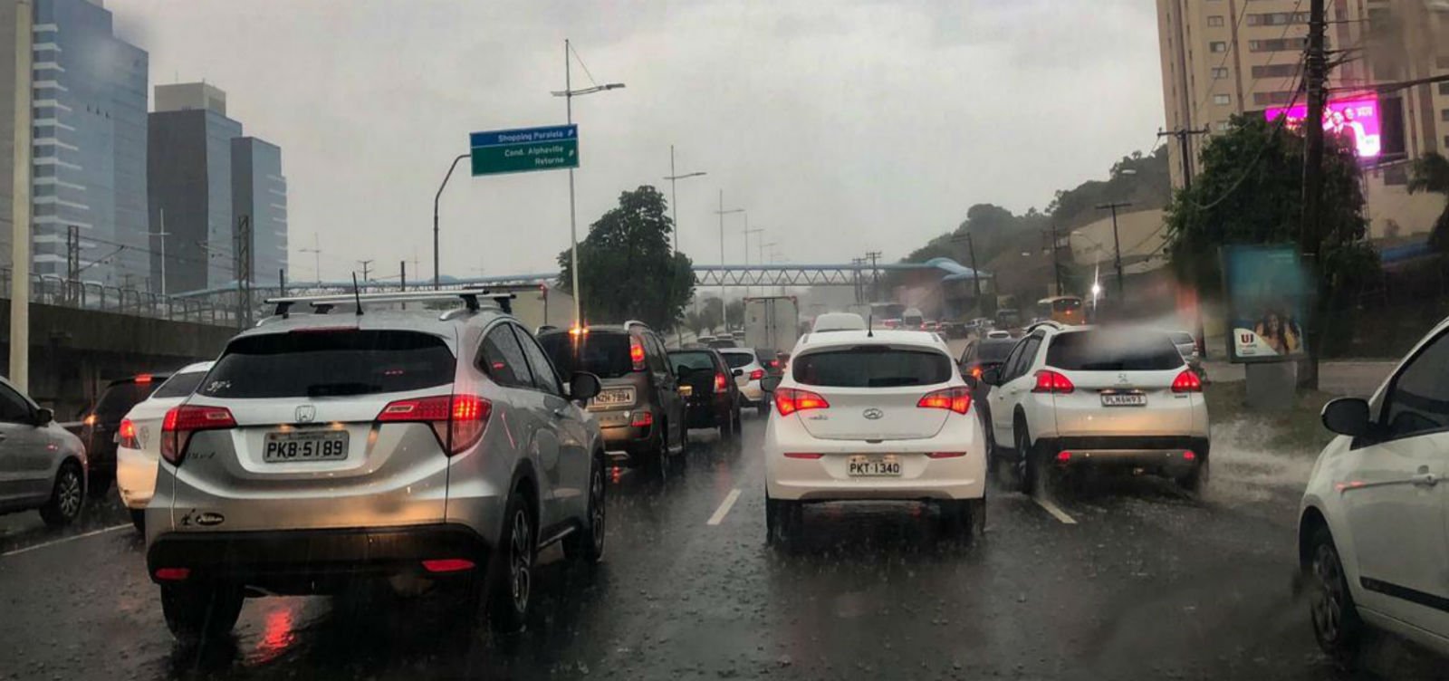 Chuva deixa trânsito lento em pontos da cidade; confira