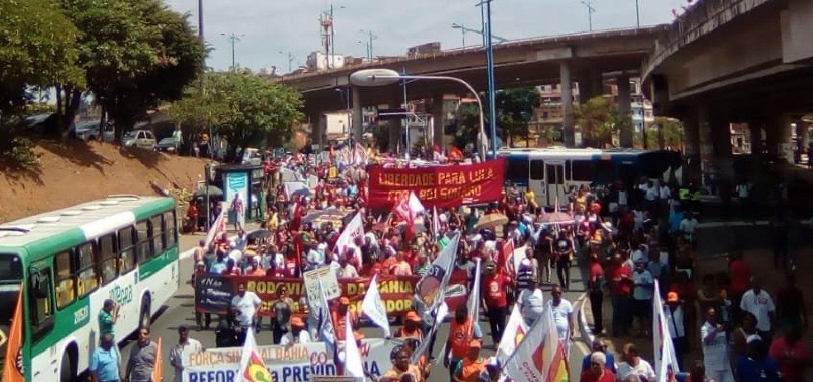 Manifestantes fazem caminhada contra Reforma da Previdência em Salvador