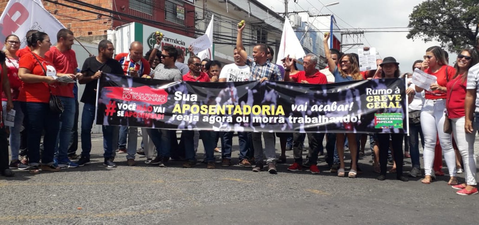 Em Lauro de Freitas, trabalhadores distribuem laranjas contra reforma da Previdência