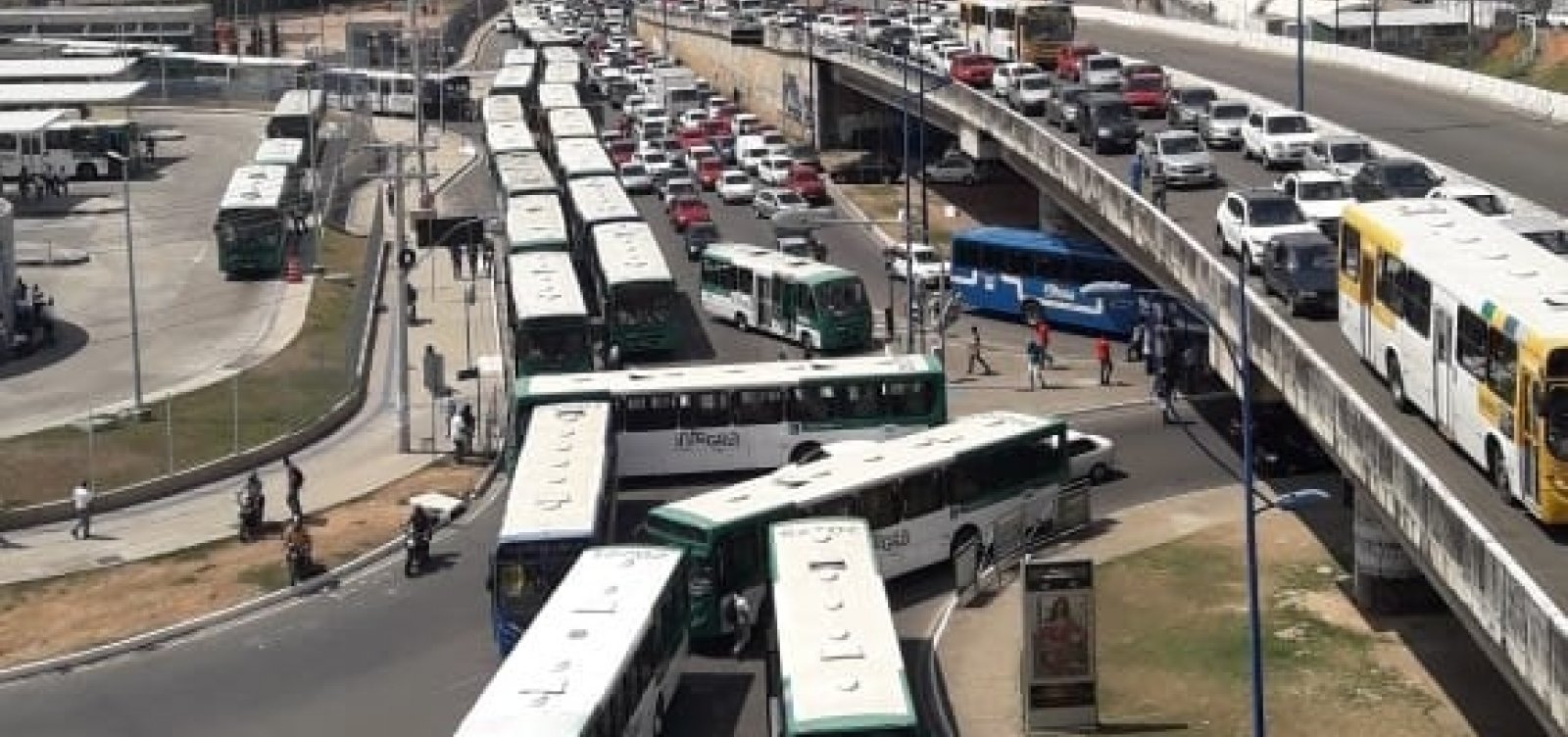 Manifestação causa longo engarrafamento em Salvador