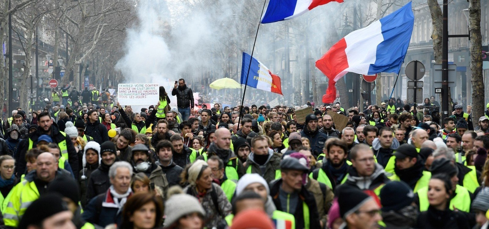 Polícia proíbe manifestações de coletes amarelos na Champs-Elysées