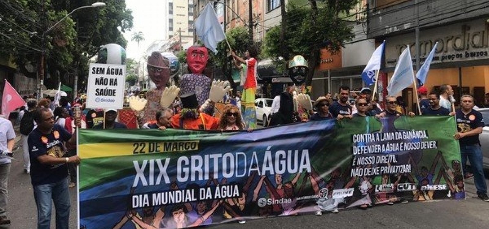 Manifestantes fazem caminhada em prol do Dia Mundial da Água no Campo Grande
