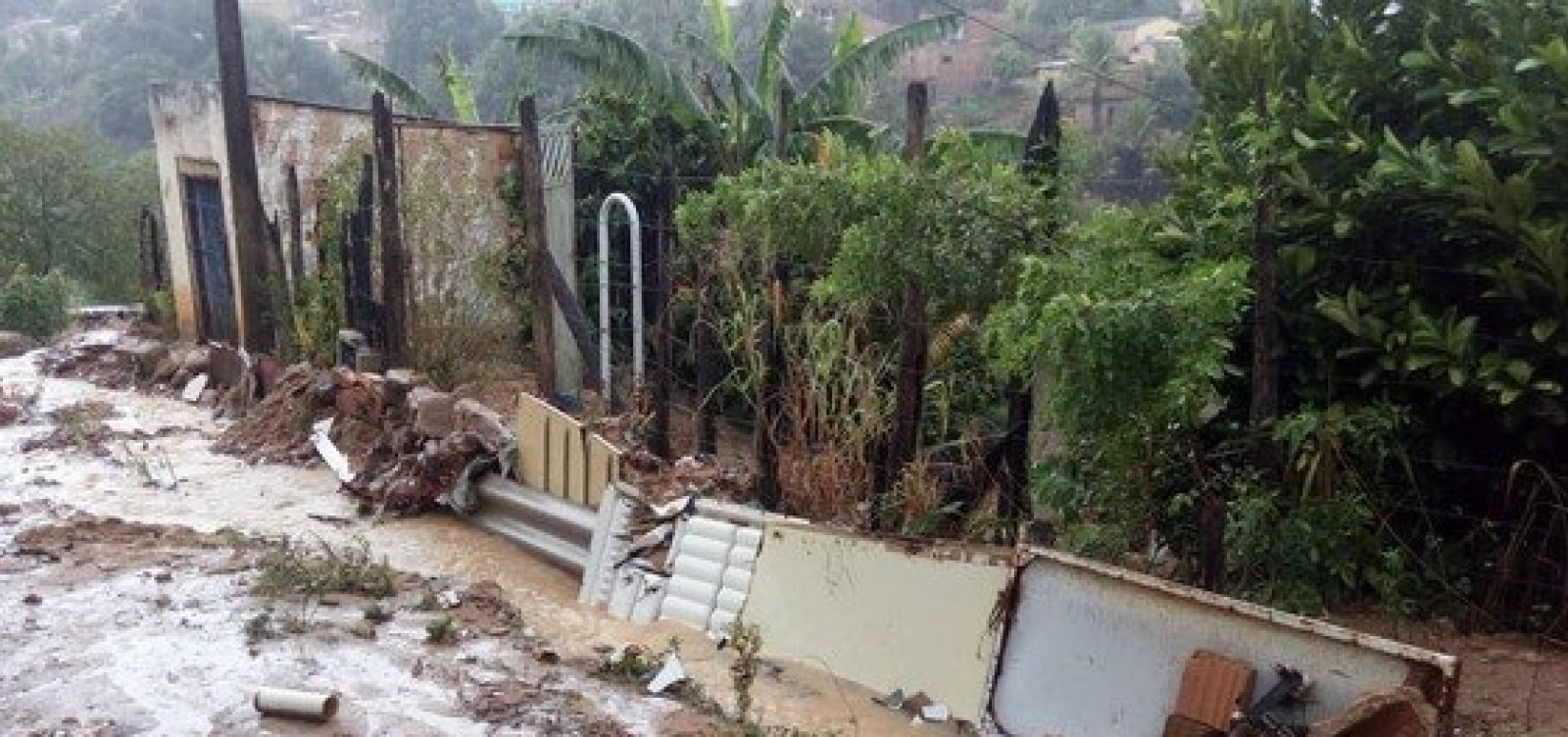 Casas e ruas ficam alagadas no sul da Bahia devido à chuva forte