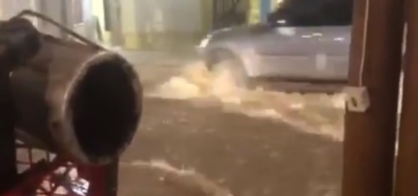 Chuva alaga ruas e forma correnteza em rua do Rio Vermelho; vídeo