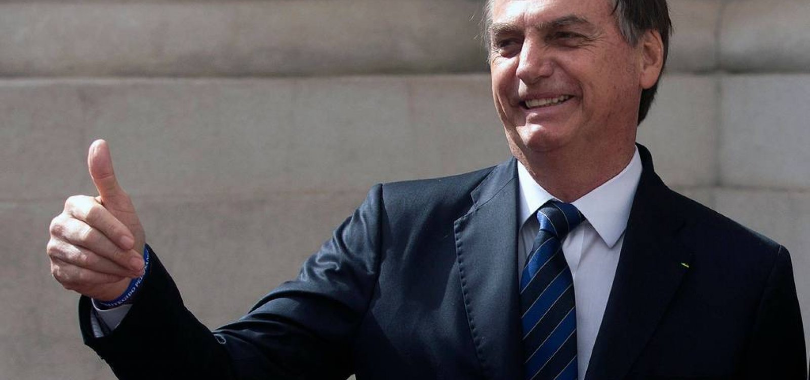 Bolsonaro afirma que atritos existem porque alguns 'não querem largar a velha política'