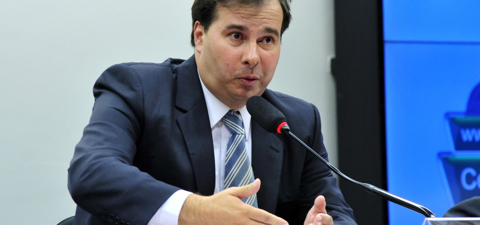 Governo Bolsonaro é 'deserto de ideias', critica Maia