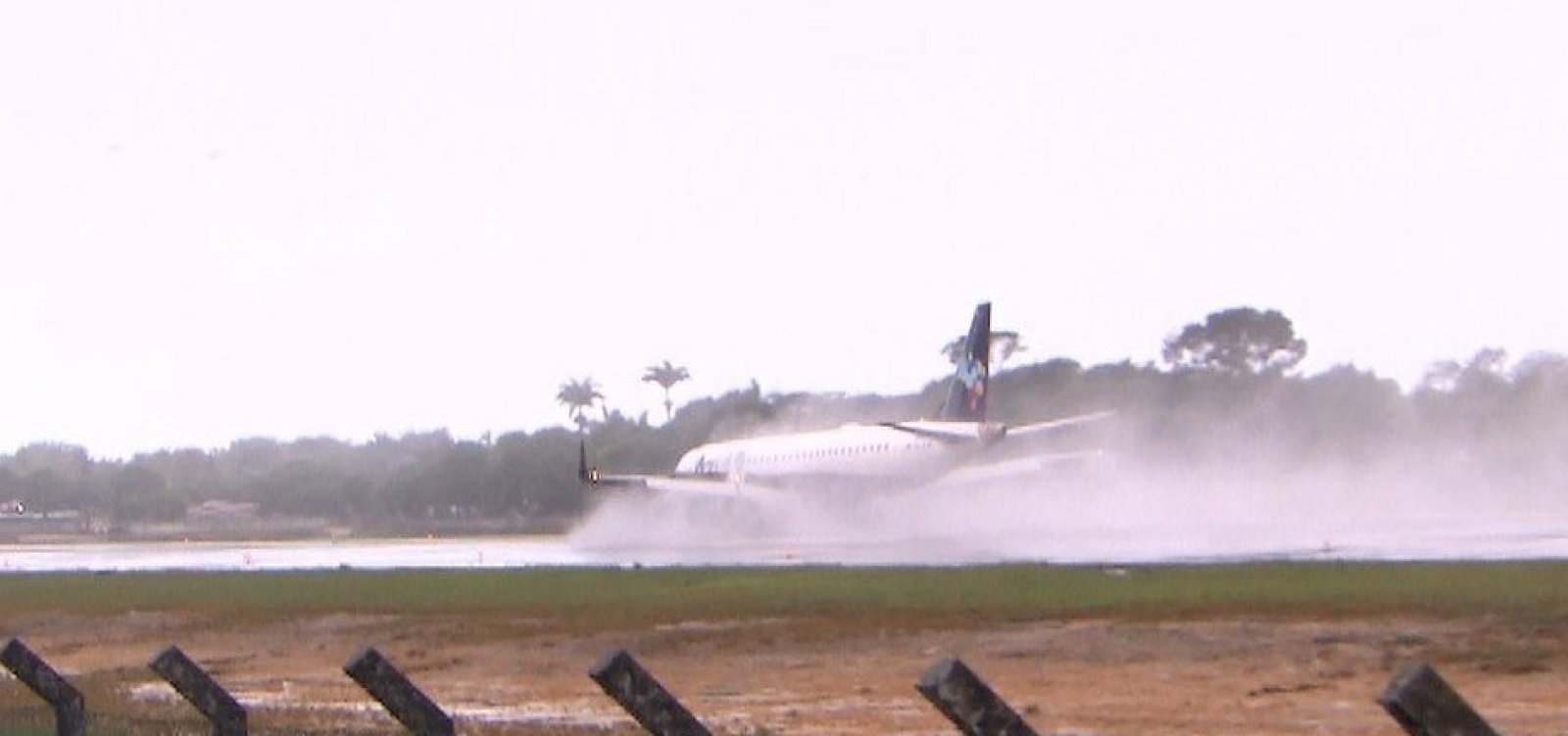 Passageiros com voos cancelados por causa de chuva lotam Aeroporto de Porto Seguro