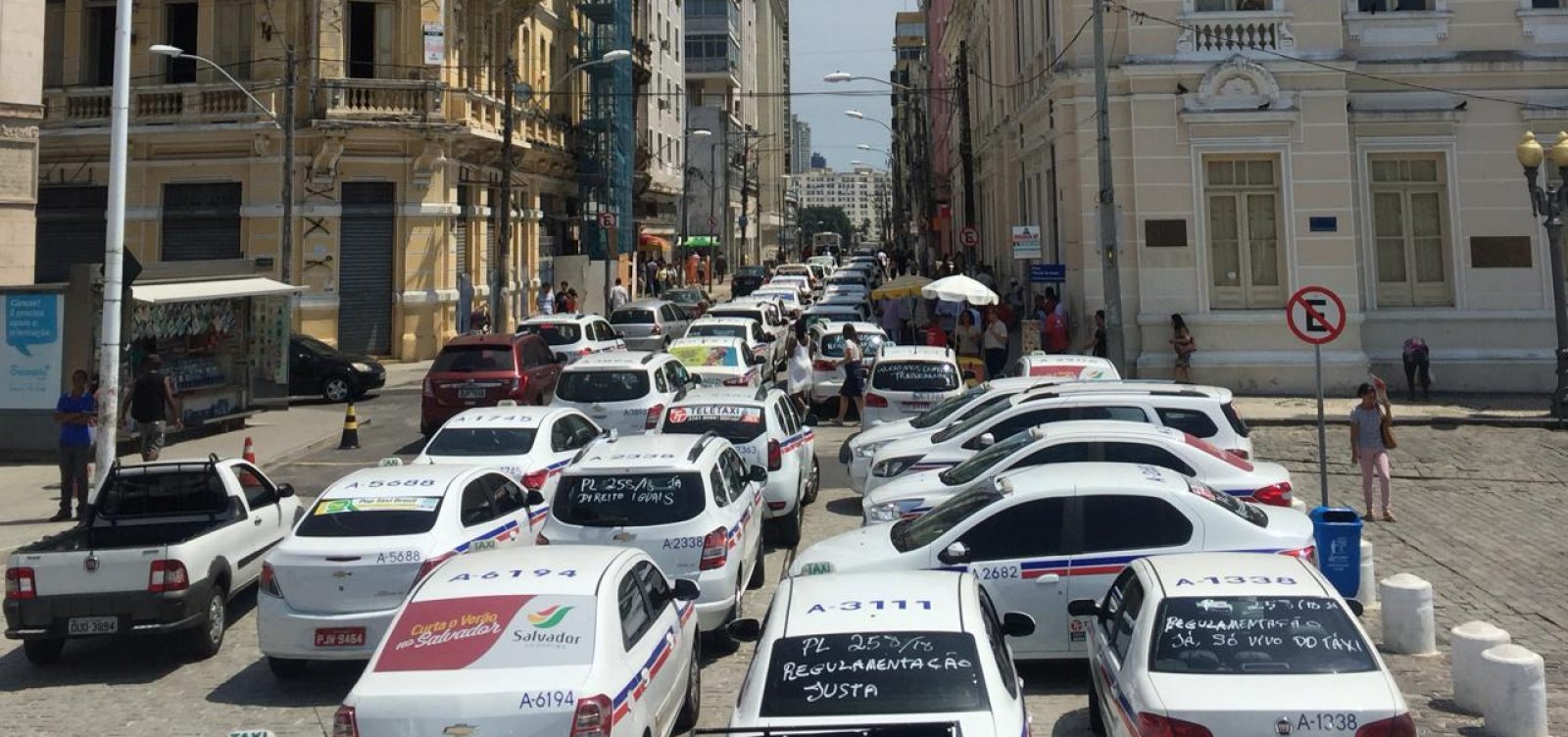 Motoristas de táxi e vans protestam em frente à CMS contra projeto dos apps de transporte