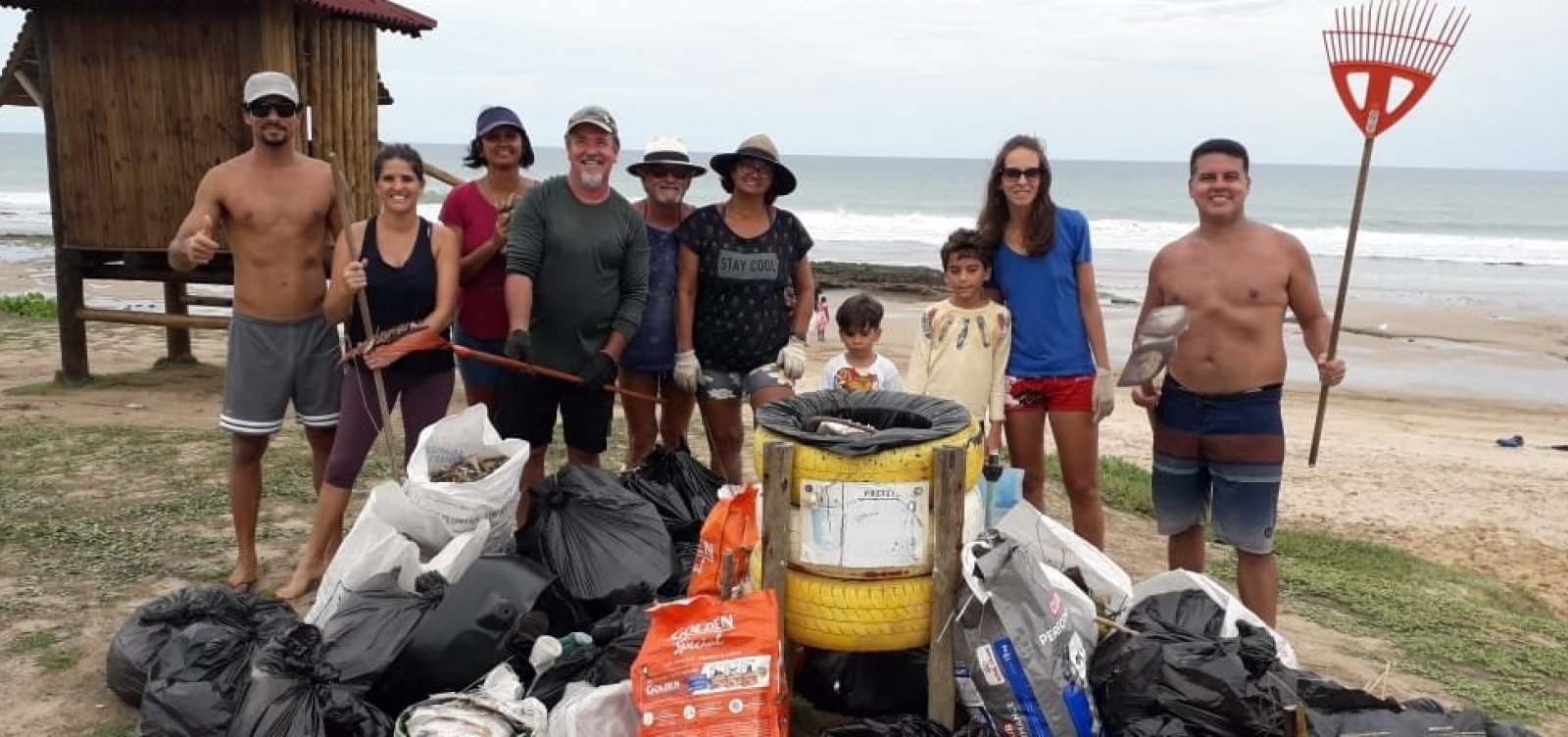 Você Repórter: vizinhos se juntam para limpar praia em Lauro de Freitas