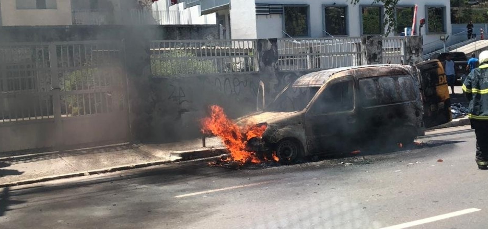 Carro dos Correios pega fogo na Garibaldi; veja vídeo