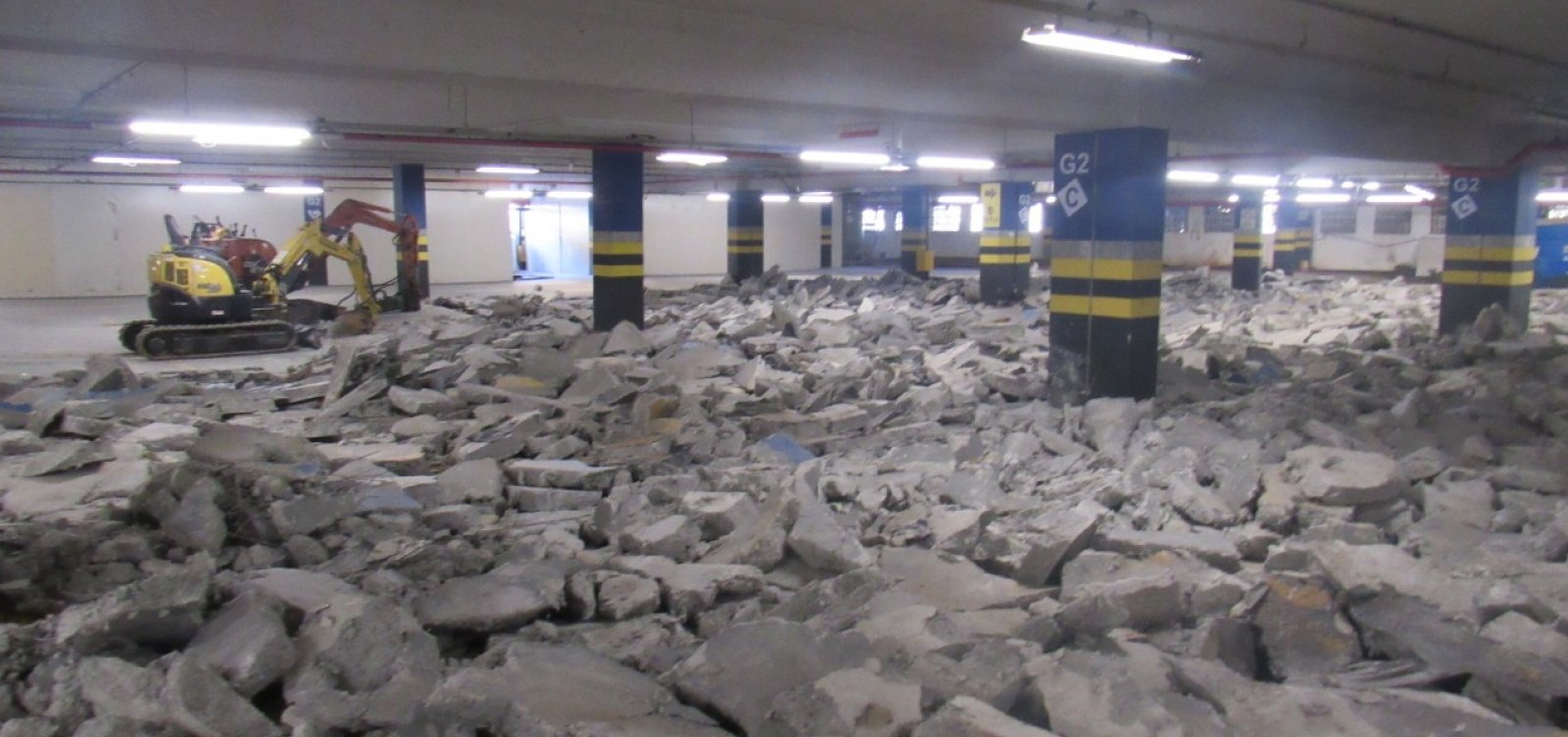 Após rachaduras, Shopping Paralela faz obras em piso do estacionamento