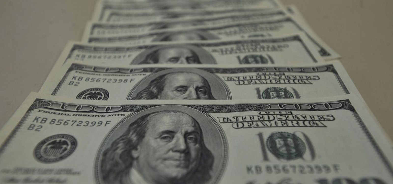 Dólar fecha em alta de 2% e tem maior valor em quase seis meses