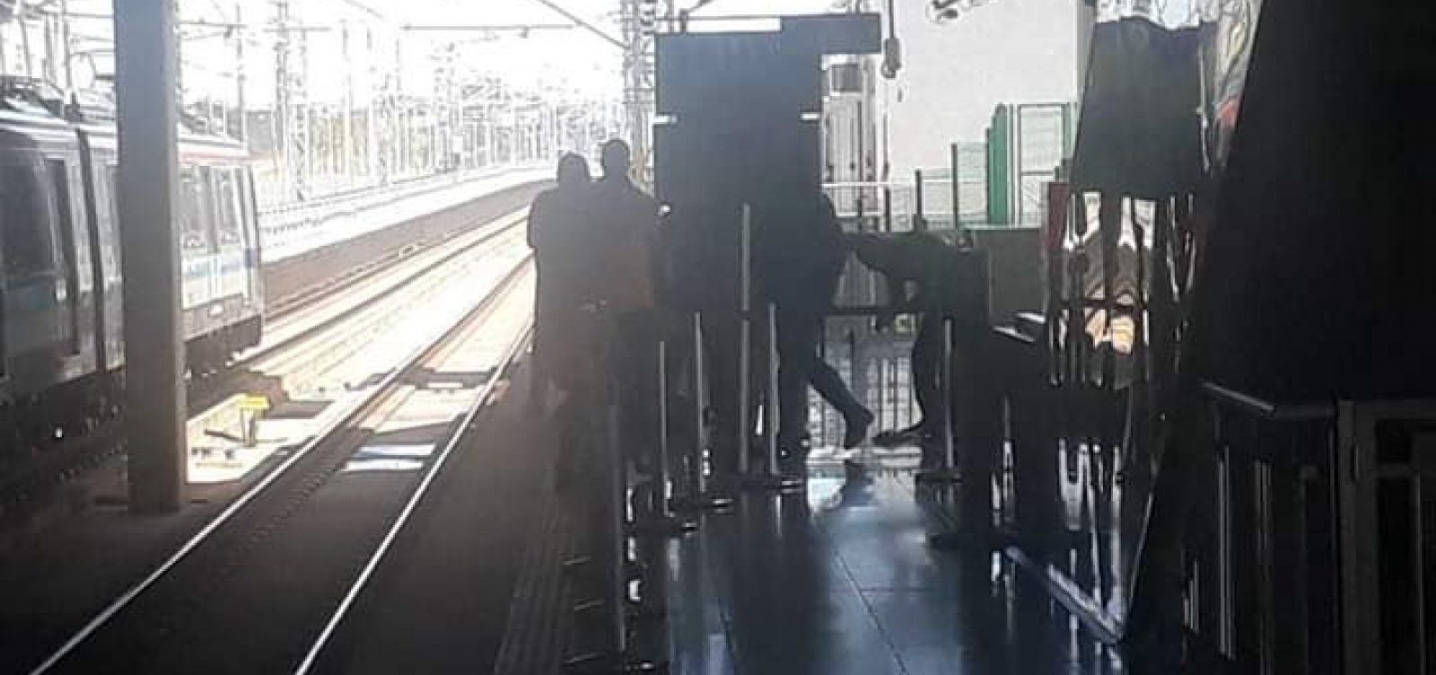 Homem morre ao cair na linha 2 do metrô de Salvador