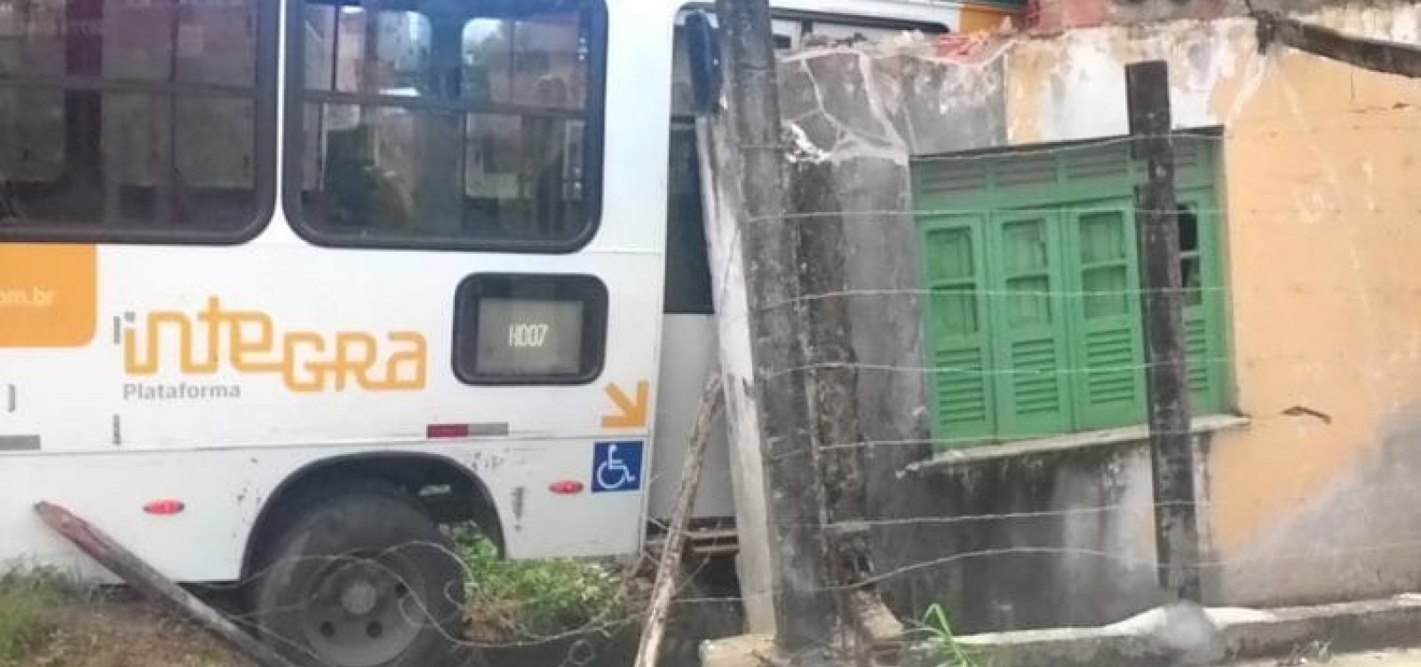 Ônibus invade casa no final de linha do Rio Sena