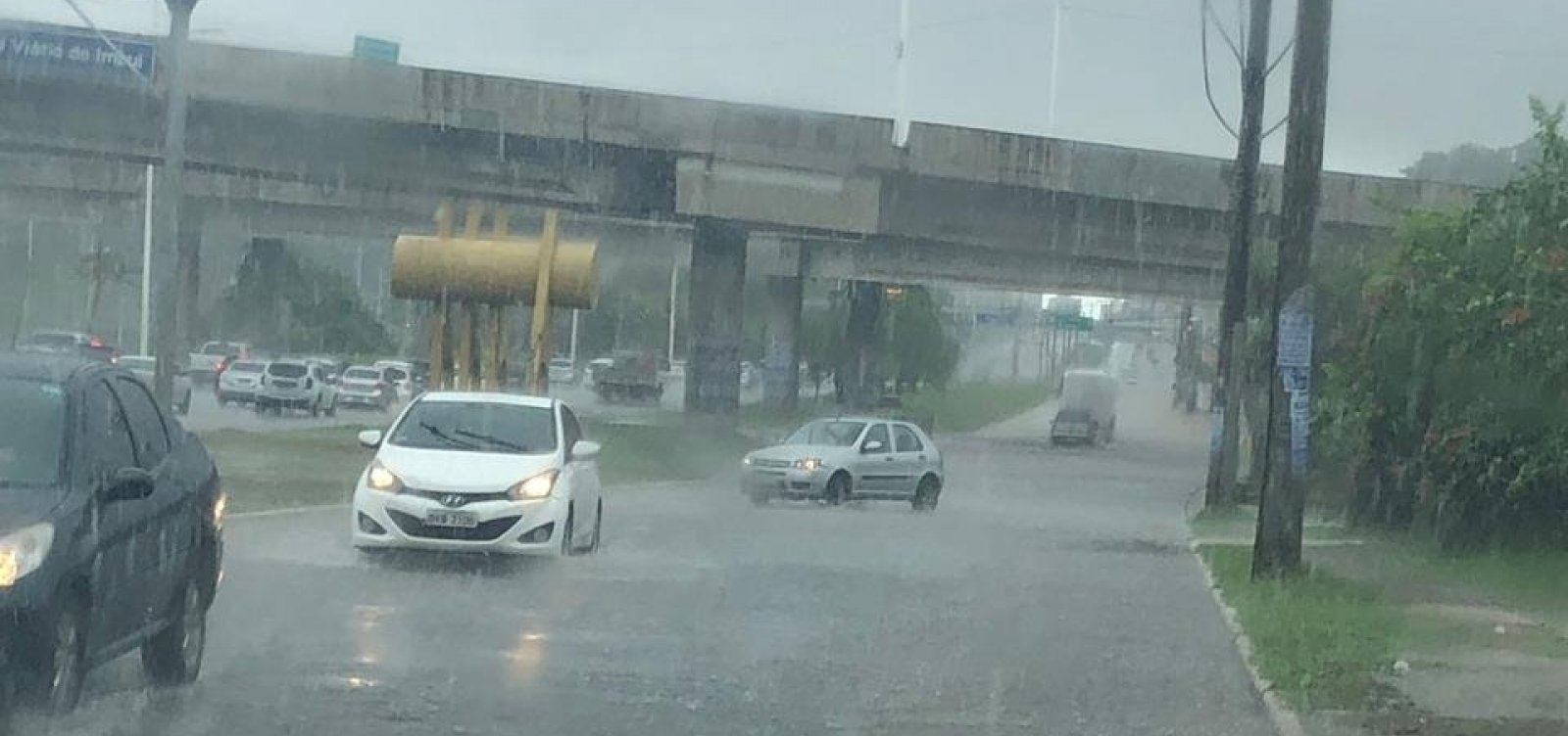 Chuva alaga marginal da Av. Paralela e carros fogem pela contramão
