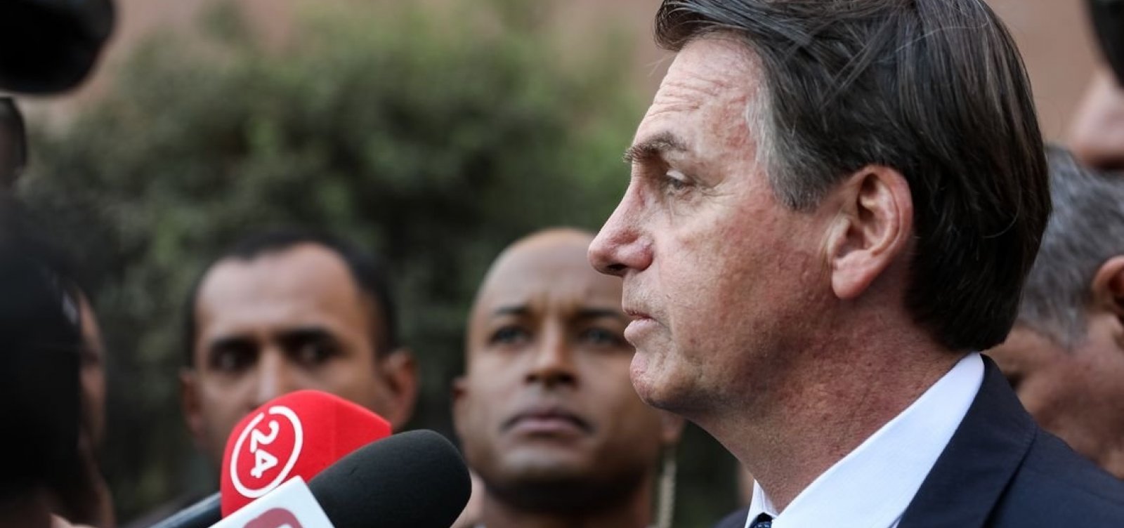 Parlamentares avaliam que militares tentam suavizar discurso anti-política de Bolsonaro