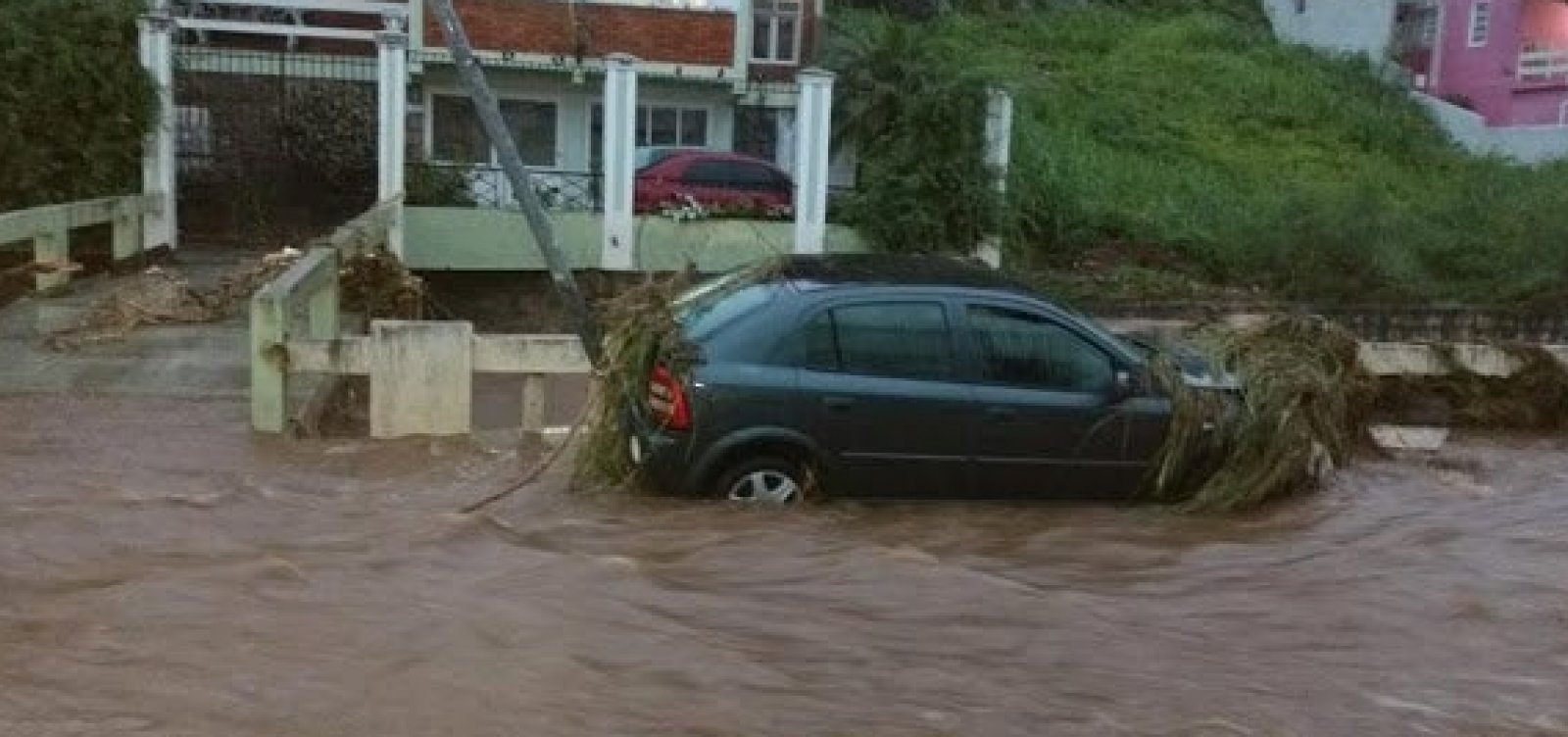 Chuva eleva nível de rio e alaga ruas em Jacobina