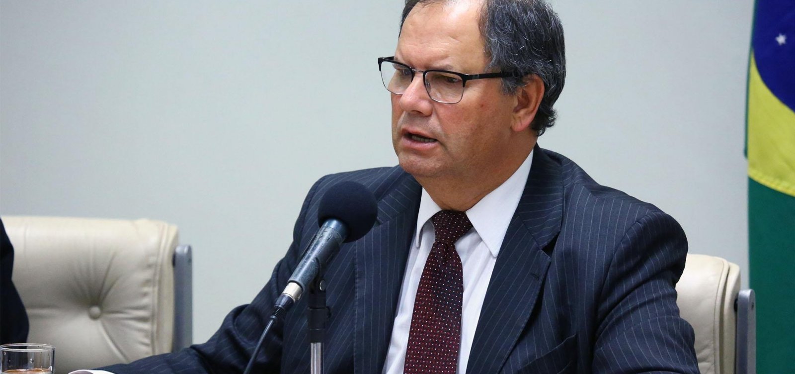 Presidente da frente ruralista se revolta após tweet de Flávio Bolsonaro: 'chega, não dá mais!'
