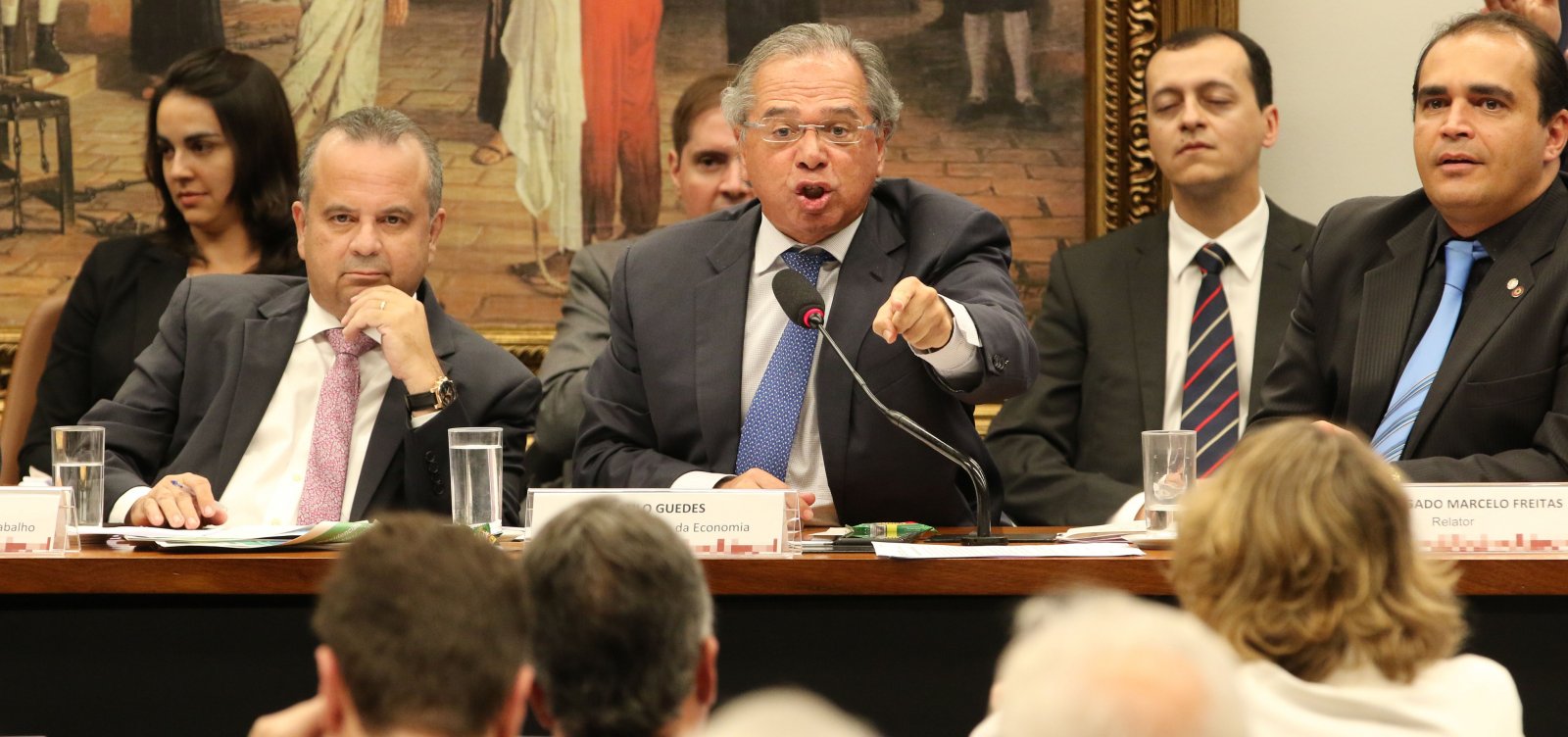 Guedes deixa sessão na CCJ após ser chamado de 'tchutchuca' por deputado; veja vídeo